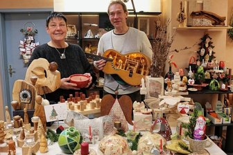 Alte Instrumente werden in Zwickau zu kunstvollen Objekten - Heike Kozok und Ronny Kiesel in ihrem Kurzzeitladen.