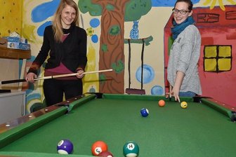 Alte Kneipe wird Schülertreff: Neues Domizil in Adorf fertig - Der Schülertreff Maxx in Adorf kann wieder öffnen. Die Betreuerinnen Nicolle Wölfel (rechts) und Linda Bach freuen sich darauf.