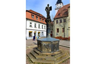 Alte Kunst am neuen Purple Path: Stellt ein nackter Mann das Projekt infrage? - Der Marktbrunnen in Frankenberg mit der Skulptur des „Nackschen Manns“ soll zum Purple Path gehören.