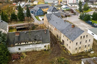Alte Lehrwerkstatt Olbernhau: "Ausbildungsort fürs Leben" im Erzgebirge verschwindet - Die ehemalige Lehrwerkstatt an der Blumenauer Straße in Olbernhau (rechts) und das zugehörige Internat (links) sollen möglichst noch dieses Jahr abgerissen werden.