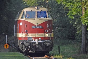 Alte Lok auf neuer Mission im Erzgebirge - Inspektion des Schienengleises bei Bärenstein: Eine V 180 mit moderner Technik an der Front bildet die Gleistrasse ab und sucht nach Schäden.