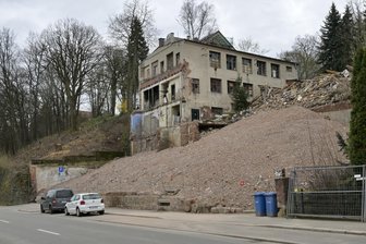 Alte Pantoffelfabrik in Wilkau-Haßlau: Der Abrissschutt bleibt liegen - Die Reste des Haupthauses der alten Pantoffelfabrik bleiben vorerst liegen.