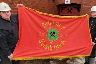 Alte Schachterfahne kehrt ins Glöckl zurück - Wie neu und dennoch mehr als 60 Jahre alt: Die Wismut-Fahne des Glöckls, hier präsentiert von Frank Vollert (links) und Uwe Hentschel.