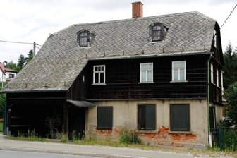 Alte Schmiede in Friesen verfällt zusehends - Die alte Dorfschmiede in Friesen: Der Putz bröckelt. Das Unkraut spießt. Der Zustand ist bedauernswert.