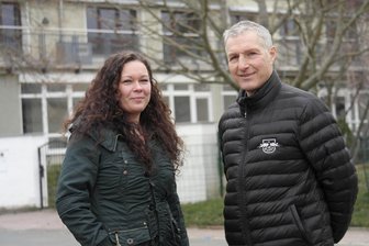 Alte Schule, neues Leben: Zettlitz als Beispiel gelungener EU-Förderung - Residenzleiterin Odette Sehrer und Geschäftsführer Gernod Schindler eröffneten 2023 die Einrichtung in Zettlitz.