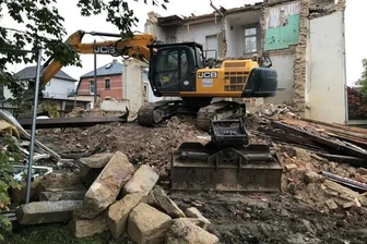Alte Schule schneller weg als erwartet - Die Alte Schule Wernitzgrün ist in Kürze endgültig Geschichte.