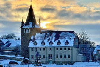 Alte Schule Stangengrün jetzt nicht nur Kita, sondern auch Vereinshaus - Die alte Schule neben der Kirche Stangengrün beherbergt den Kindergarten und seit dieser Woche im ausgebauten Dachgeschoss neue Vereins- und Bürgerräume. Bei der Sanierung wurde unter anderem die Fassade gedämmt.