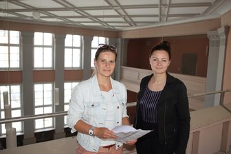 Alte Schule wird neues Gewerkschaftshaus: Zwickauer Architekten lassen Kleinod wieder strahlen - Sabine Lorenz (l.) und Peggy Meischner von MKH Architektur betreuen die Sanierung der ehemaligen Bürgerschule an der Peter-Breuer-Straße. Das Baudenkmal wird Zwickaus neues Gewerkschaftshaus. Die frühere Schulaula, in der bis in die 1950er-Jahre die Stadtverordneten tagten, dient dann als Veranstaltungssaal und Tagungsraum.