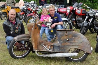 
              <p class="artikelinhalt">Das Zweirad-Treffen war ein Höhepunkt des Heimatfestes in Schnarrtanne. Für Aufsehen sorgte diese Schwalbe von Kai Henschel (rechts), im Foto mit Tochter Colleen und Tim Spitzner.  </p>
            
