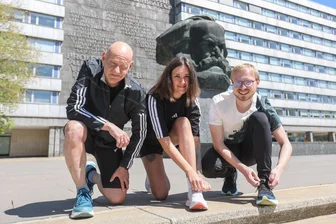 Alte Socken, viel trinken, aber keinen Kaffee: Wie schaffe ich einen Marathon? - Leserobmann und Marathonläufer Erik Kiwitter und die beiden Online-Redakteure Nina Pogrebnaya und Lukas Fischer.