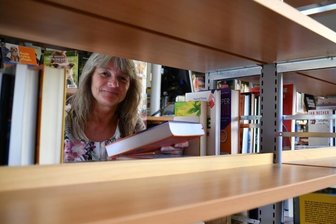 Alte Stadtbibliothek in Mittweida schließt, aber die neue ist noch nicht fertig - Die Regale werden von Katrin Knobloch und ihrem Team in den nächsten Tagen nach und nach ausgeräumt