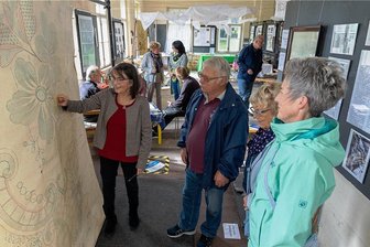 Alte Stickerei Grünbach lädt zu Kunstsommer ein - Petra Gronem-Schlosser (links) führt Besucher durch die Ausstellung, die Pfingsten in der Alten Stickerei Grünbach gezeigt wurde. 