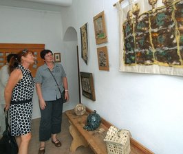Alte Techniken bewahren und dabei Neues kreieren - 
              <p class="artikelinhalt">Arbeiten in Ton und Textil und die Verbindung beider Materialien in einem Werk sind in der neuen Ausstellung im Hainichener Tuchmacherhaus zu sehen. </p>
            