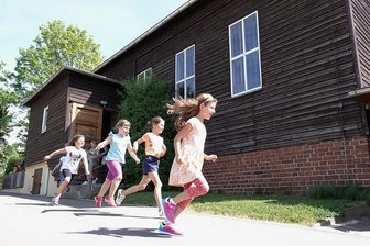 Alte Thierfelder Turnhalle in Hartenstein erhält modernen Standard - Mädchen und Jungen der DRK-Kita "Kichererbsen" gehören zu den Nutzern der alten Turnhalle in Thierfeld, die nun endlich saniert werden soll. 