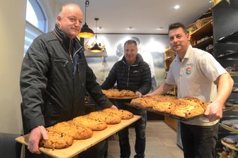 Alte Tradition lebt weiter: Vogtländer lassen bei Falkensteiner Bäckerei 150 Stollen aus eigenen Zutaten backen - Und am Ende freuen sich alle über den fertigen Stollen: Frank Groß (links) und Heiko Reinhold holen das frischgebackene Weihnachtsgebäck von Bäckermeister Marcel Weidenmüller ab.
