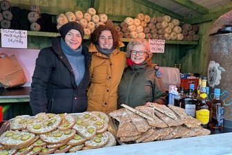 Alte Tuchfabrik Lengenfeld: Verkaufsstart für Schafwollgarn schlägt deutschlandweit ein - Auch beim Lengenfelder Weihnachtsmarkt ging das geknäuelte Garn wie geschnitten Brot - am Stand des Fabrikvereins sorgten für gute Laune von links: Katrin Kapplusch, Nadine Holesch und Carolin Friedrich.