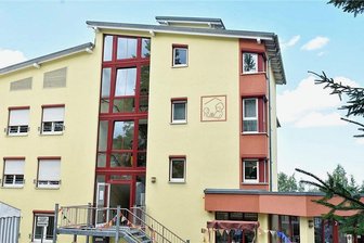 Alte und Junge unter einem Dach: Das „Elim“ in Schöneck wird 20 - Mit einem Fest wurde in Schöneck die Eröffnung des Altenpflegeheims "Elim" vor 20 Jahren gefeiert.