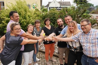 Alte Werte, neue Ziele: Warum Rotschau jetzt einen Heimatverein hat - Die Gründungsmitglieder des Heimatvereins Rotschau, von links: Vorsitzende Ina Meyer, Lars Kober, Christine Barschdorf, Katrin Ott, Sybille Schwarz, Christian Dillner, Christian Barschdorf, Eva Stöckel und Veit Bursian.