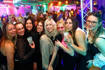 Altehrwürdige Fabrikbrache in Westsachsen erlebt nie dagewesenen Partymarathon - Geburtstagskind Maxi Bösl (fünfte von links) mischt sich mit ihren Freundinnen ins Partyvolk.