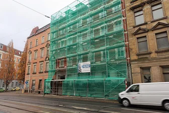 Altehrwürdige Klinkerfassade in Zwickau verschwindet hinter Styropor: Was ist da schief gelaufen? - Hinter der Verkleidung des Gerüstes verschwinden derzeit die Gewände und Verzierungen. Es kommt Styropor auf die intakte Klinkerfassade.
