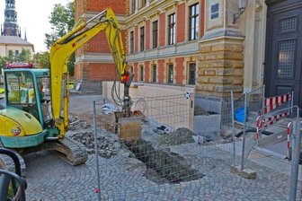 Altehrwürdiges Zwickauer Landgericht bekommt neuen Eingang - Am Landgericht werden derzeit Rampen angebaut, die Rollstuhlfahrern das Betreten den Gebäudes erleichtern sollen.