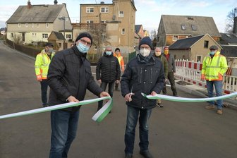 Alten Dorfchemnitzer Straße für Verkehr wieder freigegeben - Die Alte Dorfchemnitzer Straße in Brünlos ist gestern für den Verkehr freigegeben worden - beim Banddurchschneiden Bürgermeister Wolfgang Triebert (li.) und Ortsvorsteher Dieter Krebs (re.).