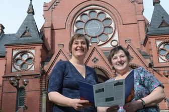 Altendorf: Frauenfiguren-Schau bis zum Jahresende - Pfarrerin Astrid Kühme (links) und Ursula Kutscha, die auf dem Fest 200 Jahre Friedhof St. Nikolai im Jahr 2015 Friedhofführungen übernommen hatte.