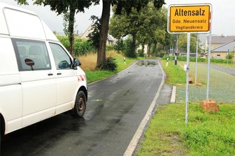 Altensalzer rätseln: Warum stehlen Schilderdiebe immer wieder Verkehrszeichen im Ort? - Zurzeit ist dieses Ortseingangsschild an seinem Platz. Zwei Mal fehlten Schilder schon in der Vergangenheit.