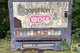 Alter Automat ärgert Anwohner - Kein schöner Anblick ist dieser alte Automat an der Straße Am Schwarzwasser in Erla. 