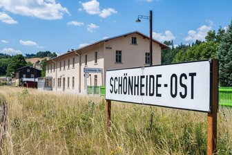Alter Bahnhof im Erzgebirge erwacht zu neuem Leben: Einst Bruchbude, bald Kulturtempel? - Der ehemalige Bahnhof Schönheide Ost wird zum Kultur- und Veranstaltungszentrum.