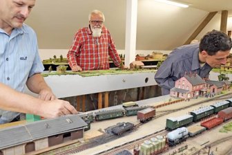 Alter Bahnhof neu hergerichtet - Modellbahnfreunde wie Heiko Kunze, Bernd Rüger und Tobias Wolf (v. l.)finden im neugestalteten Bahnhofsgebäude von Eppendorf beste Bedingungen für ihr Hobby vor. Die Modellbahnanlage hat im Obergeschoss ihr Domizil. 