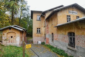 Alter Bergener Bahnhof hat neuen Besitzer - Der alte Bahnhof steht vor einer neuen Nutzung. Bis es soweit ist, dauert es aber noch. 