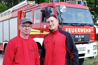 Alter Feuerwehr-Hase aus dem Vogtland ist stolz auf seinen Nachfolger: „Manches macht er sogar besser als ich“ - Heiko Bergner und Philipp Ungethüm (v.l.) sind beide eng mit der Jugendfeuerwehr verbunden.