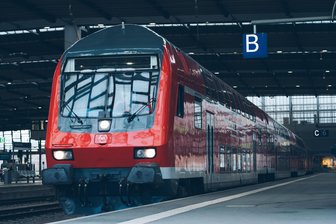 Alter Frust in neuen Zügen: Bahnreisende zwischen Leipzig und Chemnitz beklagen „katastrophale Zustände“ - Auf der Strecke Chemnitz–Leipzig sind seit Sonntag Doppelstockzüge unterwegs. Sie haben die alten Abteilwagen aus DDR-Produktion abgelöst. Doch mit den neuen Zügen gibt es seit dem Start Probleme.