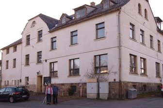 Alter Gasthof soll versteigert werden - Familie Baumann vor dem alten Gasthof in Stangengrün. 