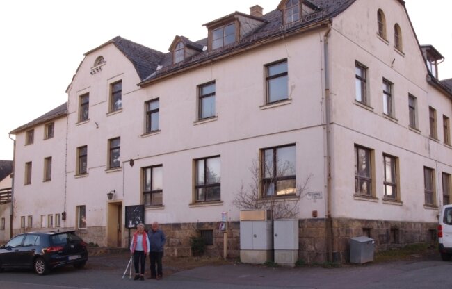 Alter Gasthof soll versteigert werden - Familie Baumann vor dem alten Gasthof in Stangengrün. 