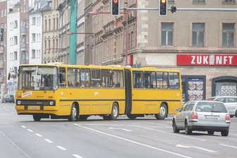 Alter Ikarus-Bus rollt wieder auf Linie 21 - Nostalgie in Chemnitz: Ein alter Ikarus-Bus rollt für TV-Dreharbeiten durch die Innenstadt.