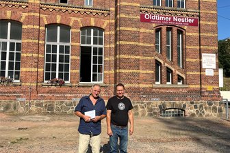 Alter Industriecharme in Mittweida neu entdeckt: „Alte Plüsche“ öffnet zum Tag des offenen Denkmals - Heiko Weber und Gerald Nestler kümmern sich gemeinsam um die Restauration des alten Fabrikgebäudes „Alte Plüsche“.