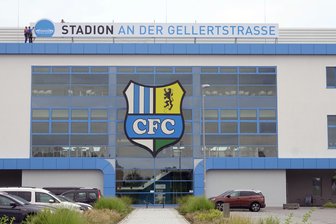 Alter Name auf neuem Schild an CFC-Spielstätte angebracht - 