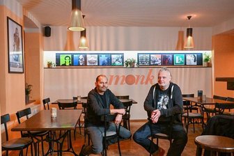 Alter Name, neue Gesichter: Freunde übernehmen Chemnitzer Kultkneipe "Monk" - Heiko Katzmann (links) und Steffen Friedemann im neuen alten "Monk". Ab Samstag wird dort wieder geöffnet sein. 