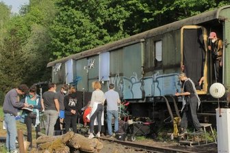 Alter Packwagen spielt wichtige Rolle im Erzgebirgskrimi - Dieser alte Wagen aus dem Bestand des Eisenbahnmuseums Schwarzenberg kam den Requisiteuren für den achten Erzgebirgskrimi wie gerufen. Der Oldie wurde als "Unterschlupf" ausstaffiert zum Drehort. 