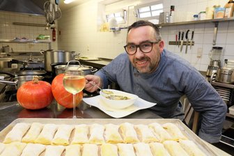 Alter Ratskeller Wilkau-Haßlau: Schließung abgewendet? - André Burghard fehlt das Personal, um den Alten Ratskeller in Wilkau-Haßlau weiterhin zu öffnen. Seine beliebten Wickelklöße will er jedoch weiter in der Restaurantküche herstellen.