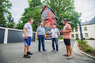 Alter Schlauchturm wird zum Hingucker - Der alte Schlauchturm in Leukersdorf ist mit Graffiti verschönert worden.