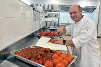 Alter Supermarkt in Oelsnitz wird zur Großküche: Essensanbieter investiert 150.000 Euro - Ronny Reichert leitet die Oelsnitzer Küche. Sie versorgt eine Reihe von Kindertageseinrichtungen in der Region.