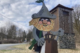 Alter Trafoturm im Vogtland wird zum Vogelhaus - Wurzelrudi freut sich auf gute Nachbarschaft: Der alte Trafoturm soll Vogelhaus werden.