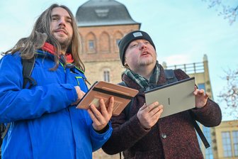 Alternative zu Google Maps: Chemnitzer und ihre Leidenschaft fürs Kartografieren der Stadt - Mapping ist nicht nur Computerarbeit. Frank Stein und Wieland Breitfeld (von rechts) prüfen auch in der Stadt die Richtigkeit von Angaben.