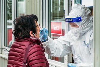 Alternative zum Lockdown: Augustusburgs Bürgermeister fordert Coronatests für alle - Augustusburg hatte sein Corona-Testzentrum nicht geschlossen, obwohl die Nachfrage nach Tests im Landkreis gesunken war. Bürgermeister Neubauer setzt sich für die kostenfreien Bürgertests ein.