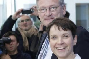Alternativen für Deutschland: Gegen Kopftuch, für Wehrpflicht - Das AfD-Chefduo im März vor der Hauptstadtpresse: die Sächsin Frauke Petry und der Baden-Württemberger Jörg Meuthen.