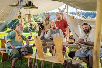 Altertümlich: Wo Wikinger mitten im Erzgebirge ihr Lager aufschlagen - Die Sippe Hrafnalag aus Leipzig war für eine Nachstellung eines Kampfes nach Ehrenfriedersdorf gekommen.