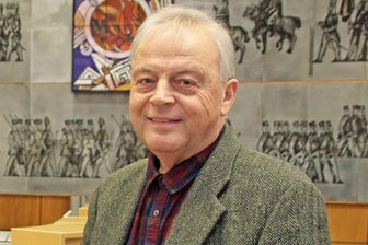 Altertumsverein beleuchtet Zeitenwende 1990 in Freiberg - Bernd-Erwin Schramm im ehemaligen Sitzungssaal des Kombinates an der Chemnitzer Straße 8 in Freiberg.